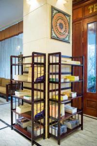 een boekenplank gevuld met boeken in een kamer bij Gia Bao Hotel Bac Ninh in Ða Hội