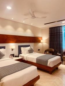 Habitación de hotel con 2 camas y ventana en Inde Signature Jaipur en Jaipur
