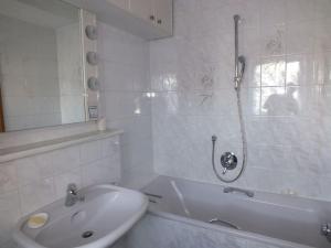 史坦加登的住宿－Ferienwohnung Jersemann，白色的浴室设有水槽和淋浴。