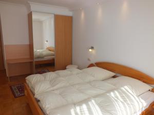 a bed in a room with a large mirror at Ferienwohnung Jersemann in Steingaden