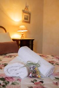 un mucchio di asciugamani su un letto con lampada di Dimora cAmelia a Lucera