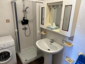 ein kleines Badezimmer mit Waschbecken und Dusche in der Unterkunft Appartamenti Rivabella Gallipoli in Rivabella + 64 Fotos