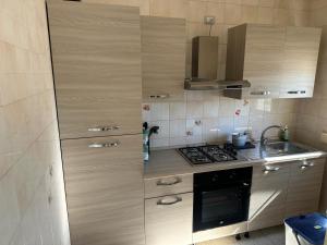 eine Küche mit Spüle und Herd in der Unterkunft Appartamenti Rivabella Gallipoli in Rivabella