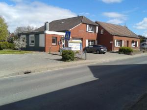 a car is parked in front of a house at Ferienanlage Blinkfuer in Dornumersiel