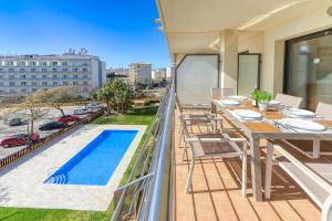 Bazén v ubytovaní Mileni Atico Duplex Roses - Immo Barneda alebo v jeho blízkosti