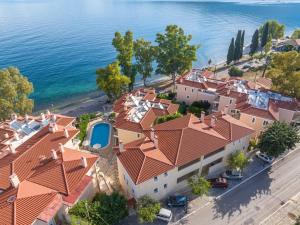 une vue aérienne sur une maison au toit rouge dans l'établissement Tethys-stylish living by the sea, à Karavomylos