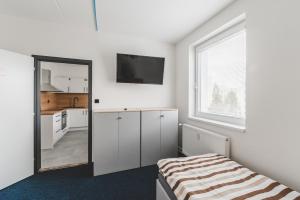 um quarto branco com um espelho e uma cama em BP Hostel / Urbinská 144 em Cesky Krumlov