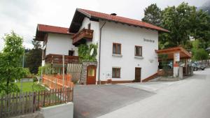 a white house with a fence in front of it at Gästehaus Sonnenheim in Thaur