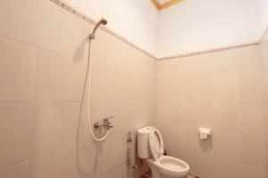 a bathroom with a toilet and a shower at Omah Nusa Villa RedPartner in Nusa Penida
