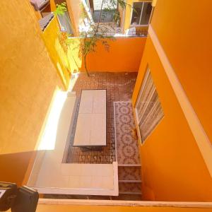 卡加延德奧羅的住宿－4BEDROOMS Elegant House For Family & Groups Staycation In Cagayan de Oro City，橙色客房,砖地板上设有长凳