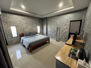 1 dormitorio con 1 cama y escritorio con ordenador en Samanta By The Hill, en Koh Larn