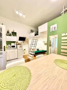 une chambre avec une cuisine et un salon avec une échelle dans l'établissement Green Pearl Apartment at St Stephen' s Basilica, à Budapest