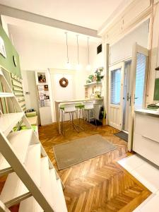 une cuisine et une salle à manger avec une table et un escalier dans l'établissement Green Pearl Apartment at St Stephen' s Basilica, à Budapest
