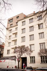 un gran edificio blanco en la esquina de una calle en Fritscher Apartments, s.r.o., en Praga
