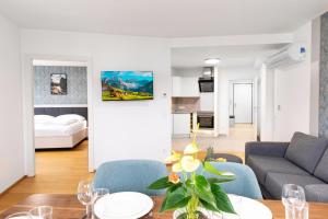 un soggiorno con un divano e un tavolo di MyApartments Vienna Rooftop a Vienna