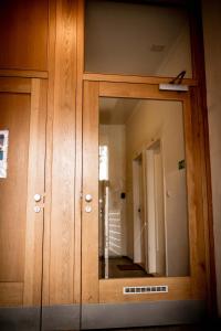 Armario de madera con espejo en una habitación en Fritscher Apartments, s.r.o., en Praga