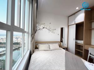 A bed or beds in a room at Happerland HomeStay Căn hộ Khách sạn 2 phòng Cao cấp Long Xuyên
