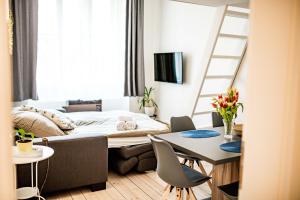 Apartamento pequeño con cama, mesa y sillas en Fritscher Apartments, s.r.o., en Praga