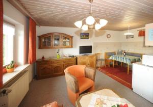 ein Wohnzimmer mit einer Küche und einem Esszimmer in der Unterkunft Pension Haus Sonnenfels in Bodenmais