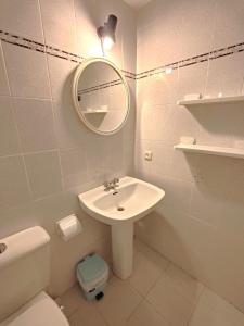 ロザスにあるGlobal Immo 2059 Rocmarのバスルーム(洗面台、鏡、トイレ付)