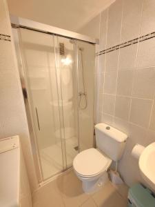 ロザスにあるGlobal Immo 2059 Rocmarのバスルーム(シャワー、トイレ、シンク付)