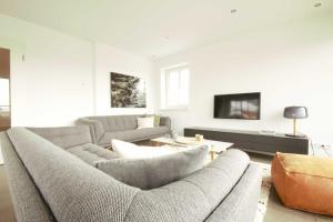 ein Wohnzimmer mit Sofa und Tisch in der Unterkunft Villa Lindholm- Strandnähe -Balkon-im Zentrum von Binz 5 in Binz