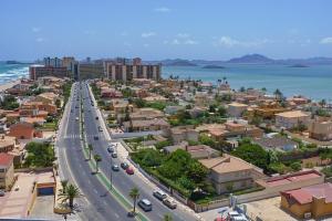 z góry widok na miasto z drogą i budynkami w obiekcie Bertur Playa Principe w mieście La Manga del Mar Menor