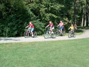 un grupo de niños montando bicicletas por un camino en Weserlounge Apartments en Hessisch Oldendorf