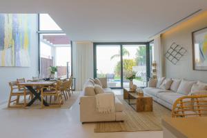 een woonkamer met een witte bank en een tafel bij Amazing villa in Green Hill Marbella in Mijas