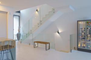 een trap in een huis met een bank en een trap bij Amazing villa in Green Hill Marbella in Mijas
