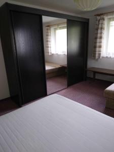 een spiegel in een kamer met een bed en een slaapkamer bij Alpenstern in Biberwier