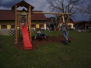 un gruppo di persone che giocano in un parco giochi di Ermi Pracher 