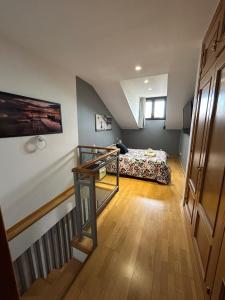 Zimmer mit einem Bett und einer Treppe in einem Zimmer in der Unterkunft Apartamento en casco Histórico. in San Lorenzo de El Escorial