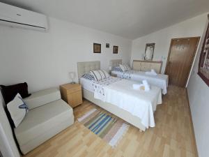 1 dormitorio con 2 camas y sofá en Bellavista Apartment, en Stara Novalja