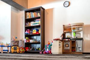 una sala giochi per bambini con giocattoli e una libreria di Tri sestry a Demänovská Dolina