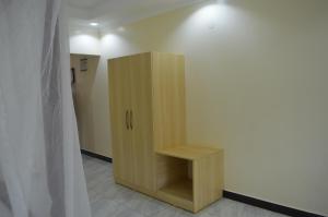 ein Holzschrank in der Ecke eines Zimmers in der Unterkunft jirime hotel &resort in Marsabit