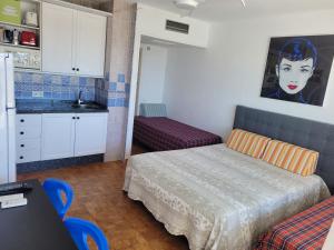 Piccola camera con letto e cucina. di Estudio primera linea de Playa Matalascañas a Matalascañas