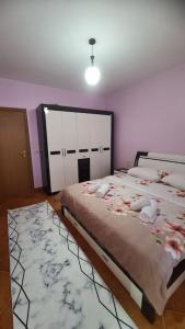 地拉那的住宿－Bunk'Art Bliss: Dajti View，一间卧室配有2张床、白色橱柜和地毯。