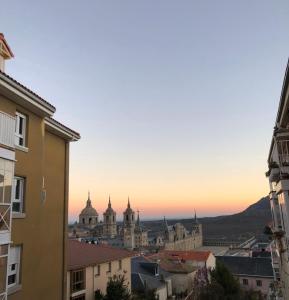 uitzicht op de stad bij zonsondergang bij Apartamento en casco Histórico. in San Lorenzo de El Escorial