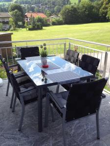 een tafel en stoelen op een patio bij Haus Wallner in Dellach im Drautal