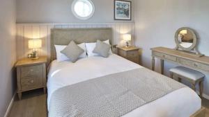 Ένα ή περισσότερα κρεβάτια σε δωμάτιο στο Stunning Lodge at Runswick Bay - Dog Friendly