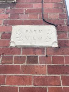 ein Schild an einer Ziegelmauer mit den Worten "Parkblick" in der Unterkunft Central Doncaster 5BED 3BATH ParkView Mansion in Doncaster