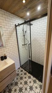 ein Bad mit einer Dusche und einer Glastür in der Unterkunft Maisonnette à Courchevel. in Courchevel