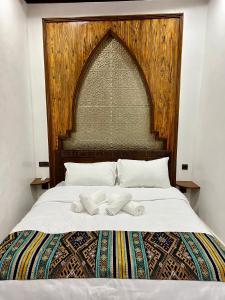 - un lit avec 2 serviettes dans l'établissement Riad el wazania, à Rabat