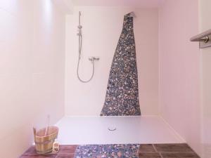 una tenda da doccia appesa a un muro in bagno di Appartementresidenz 4 Seasons a Timmendorfer Strand