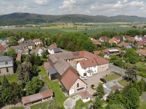 una vista aerea di una piccola città con case di Ferienwohnungen Landliebe "Auszeit mit Wohlgefühl" a Catharinau
