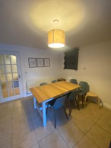 comedor con mesa de madera y sillas en Newly Furnished 5 Bedroom Gem in Sligo, en Sligo