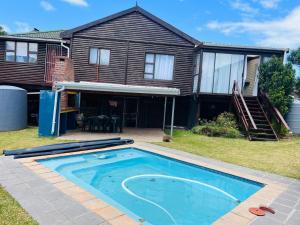 ein Haus mit Swimmingpool im Garten in der Unterkunft Bella Hideaway Villa in East London