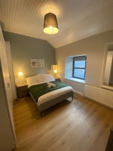 een slaapkamer met een bed, 2 lampen en een raam bij Newly Furnished 5 Bedroom Gem in Sligo in Sligo