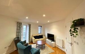 un soggiorno con divano e TV di Wokingham Spectacular 2 Bedroom Penthouse a Bracknell